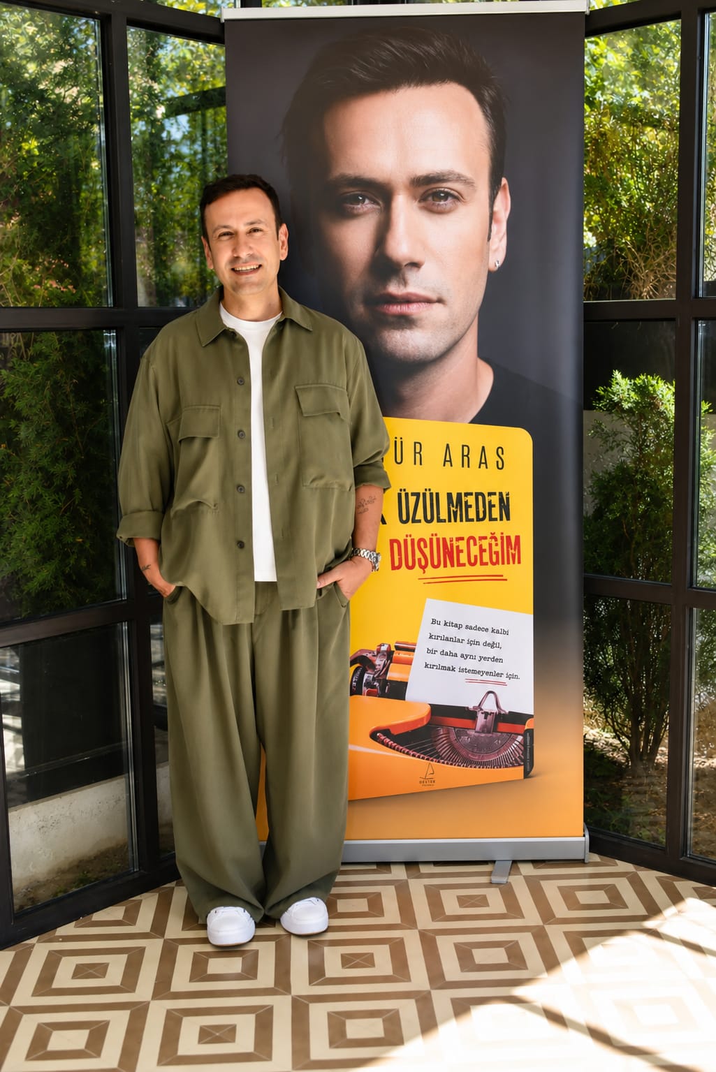 Özgür Aras’ın 14’üncü kitabı “Artık Üzülmeden Önce Düşüneceğim” görkemli bir davetle tanıtıldı