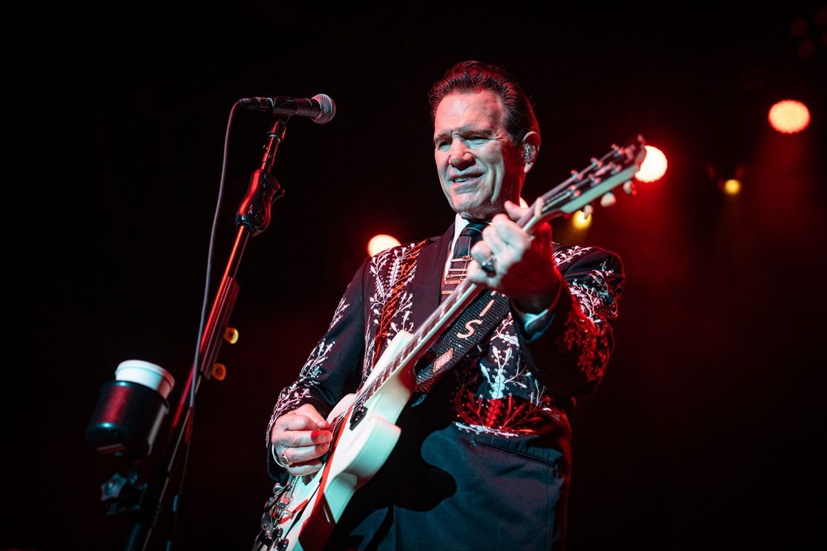 ABD’li müzisyen Chris Isaak, Türkiye turnesini tamamladı