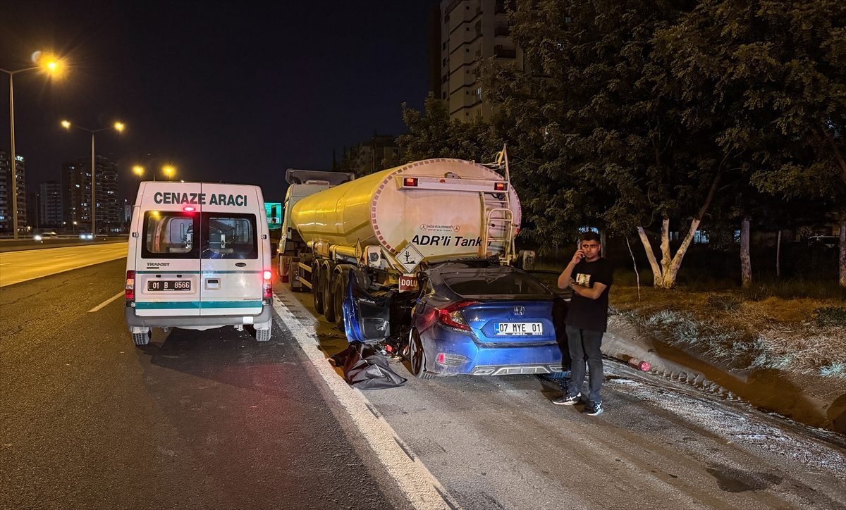 Adana’da akaryakıt yüklü tankere çarpan otomobilin sürücüsü öldü, 2 çocuk yaralandı