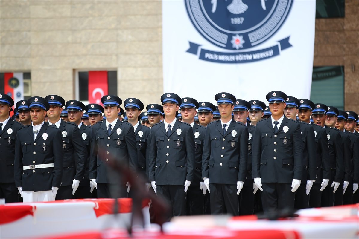 Adana’da eğitimlerini tamamlayan 608 polis adayı mezun oldu