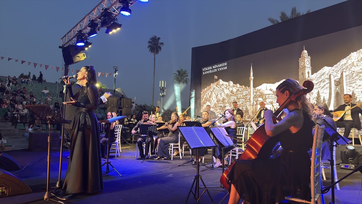 Adana’da öğretmenlerden oluşan “Maarif Orkestrası” konser verdi