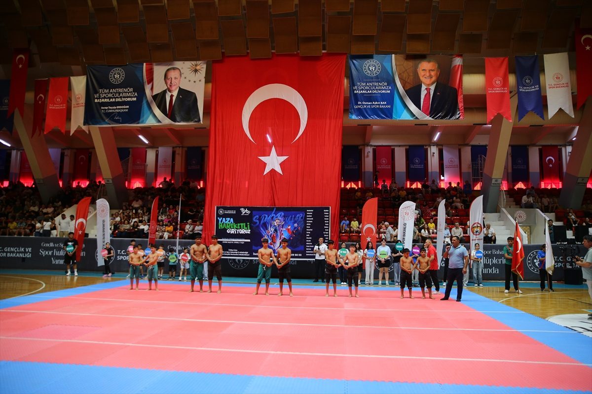 Adana ve Osmaniye’de spor okulları törenle açıldı