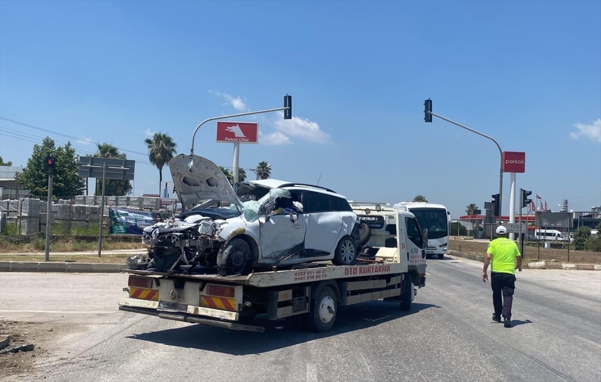 Adana’da tırın iki otomobile çarpması sonucu 5 kişi yaralandı