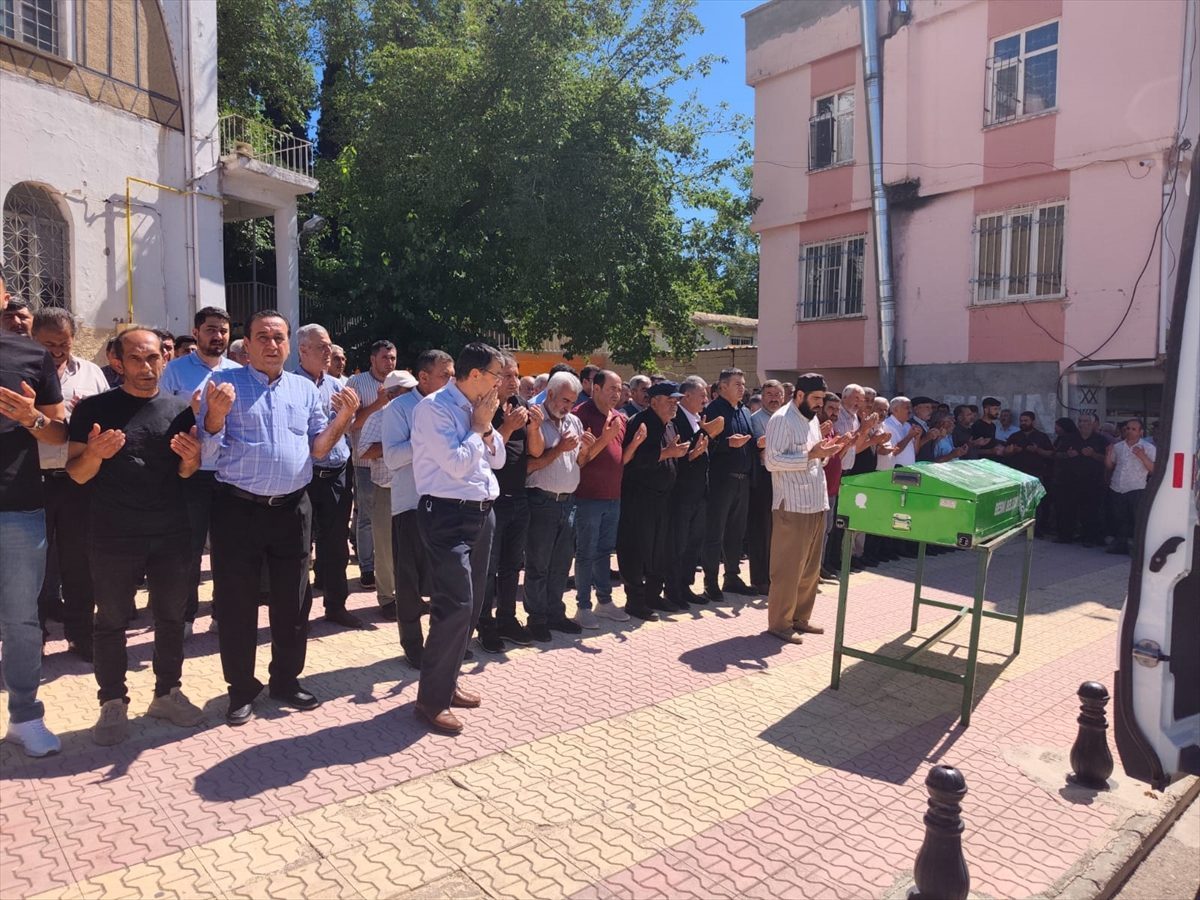 Adıyaman’da girdiği çayda akıntıya kapılarak yaşamını yitiren gencin cenazesi toprağa verildi