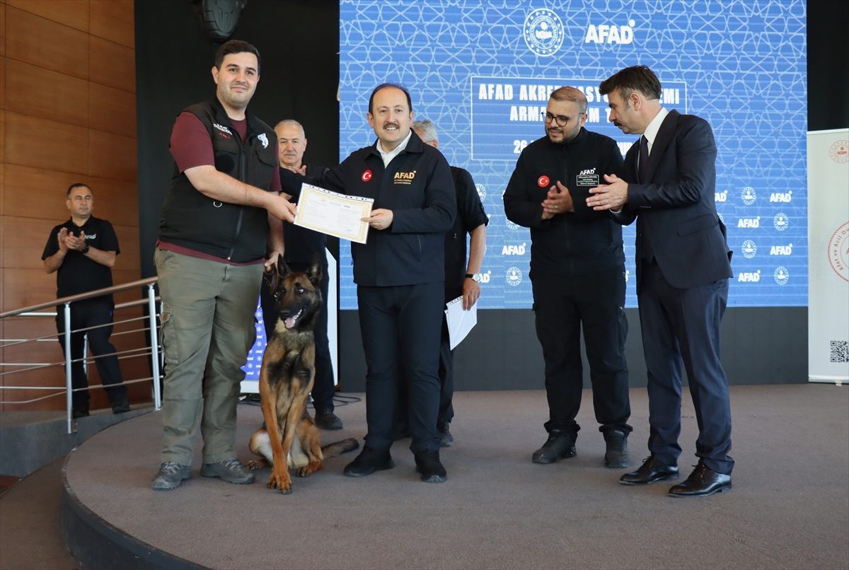 AFAD Akreditasyon Sistemi’ne dahil olan gönüllüler armalarını aldı