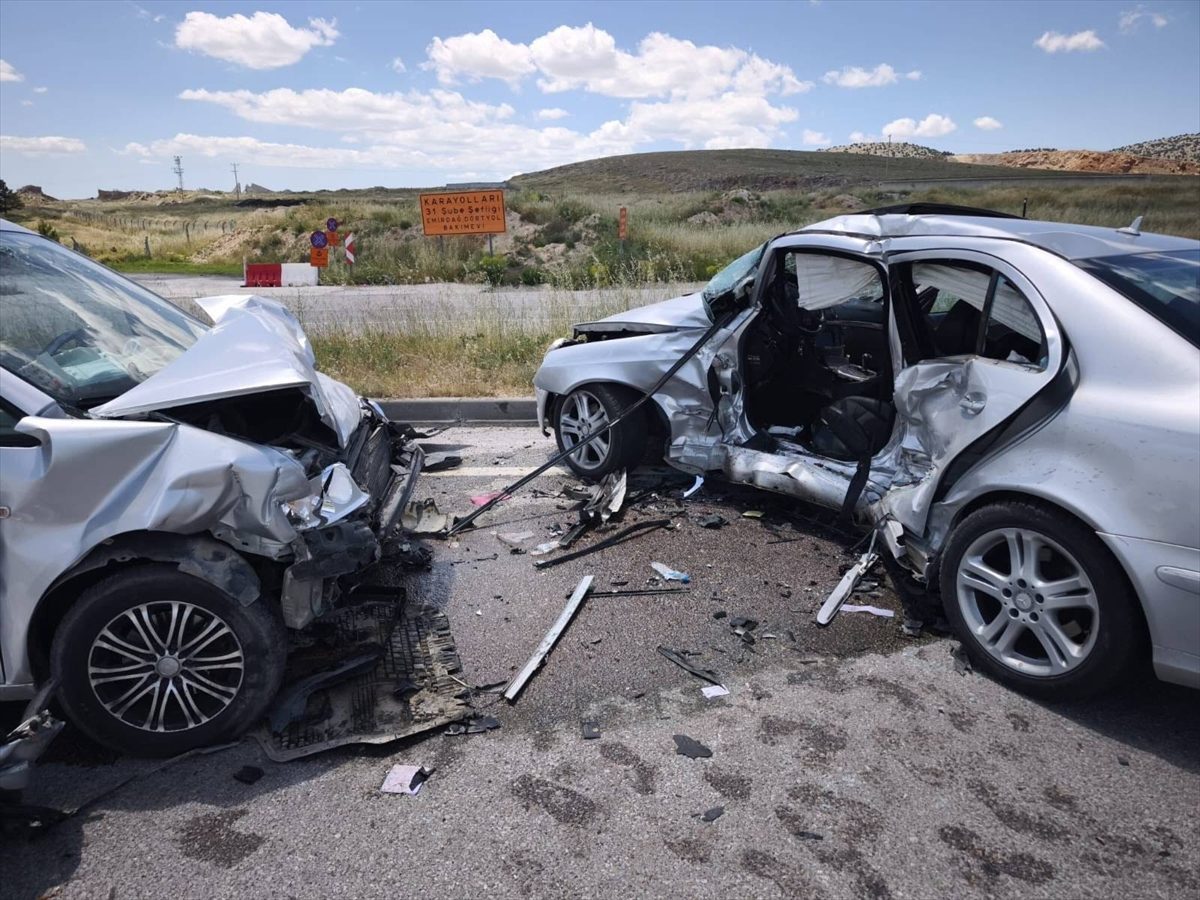 Afyonkarahisar’da otomobille hafif ticari aracın çarpıştığı kazada 1 kişi öldü, 6 kişi yaralandı