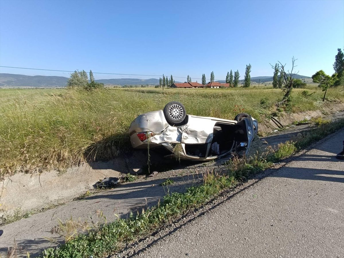 Afyonkarahisar’da şarampole devrilen otomobildeki 1 kişi öldü, 3 kişi yaralandı