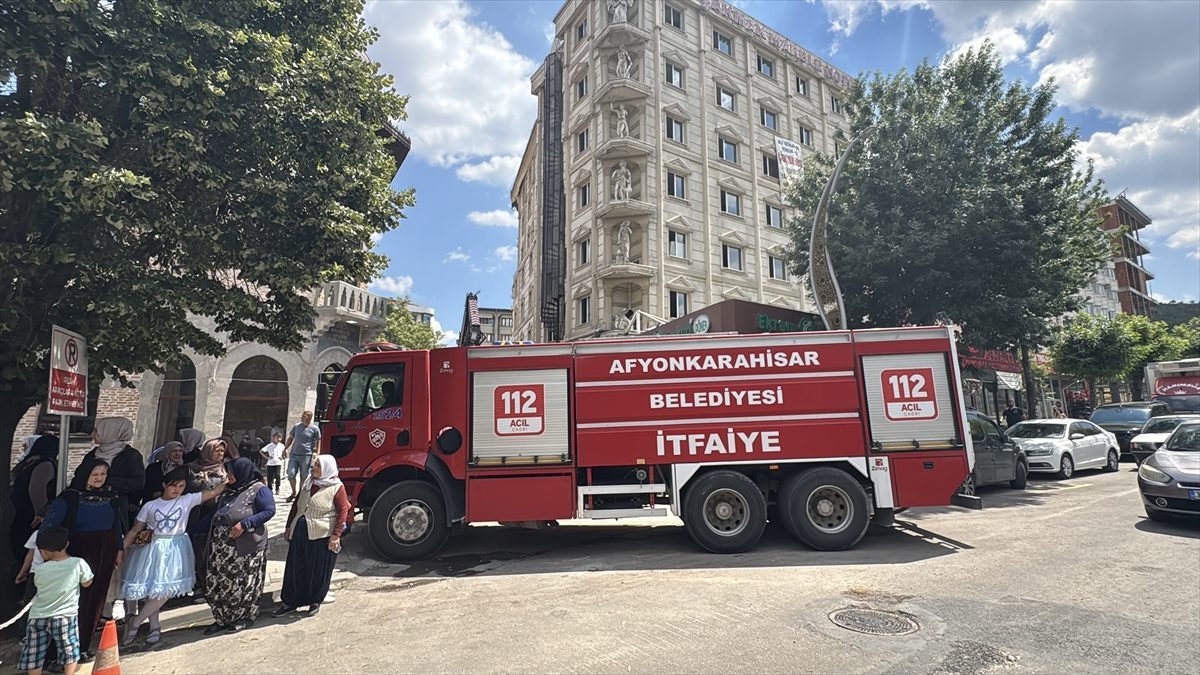 Afyonkarahisar’da yıkımı sırasında kısmen çöken otel binası bitişiğindeki bazı iş yerlerine zarar verdi