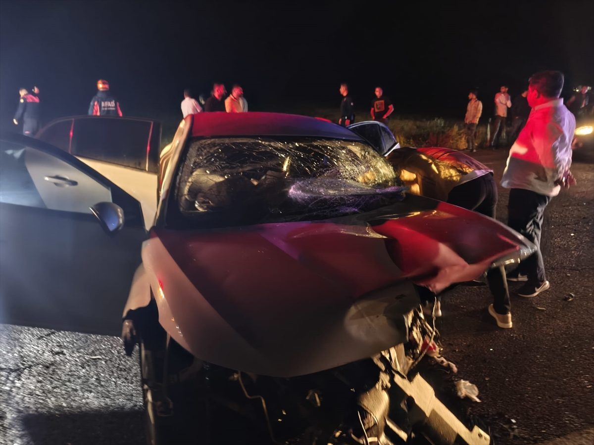 Ağrı’da 2 otomobilin çarpışması sonucu 6 kişi yaralandı
