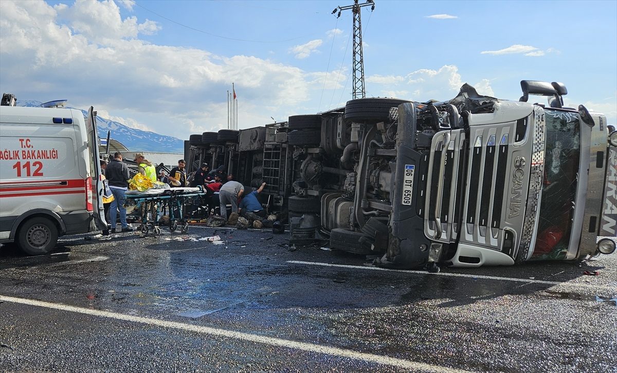 Ağrı’da zincirleme trafik kazasında 1 kişi öldü, 4 kişi yaralandı