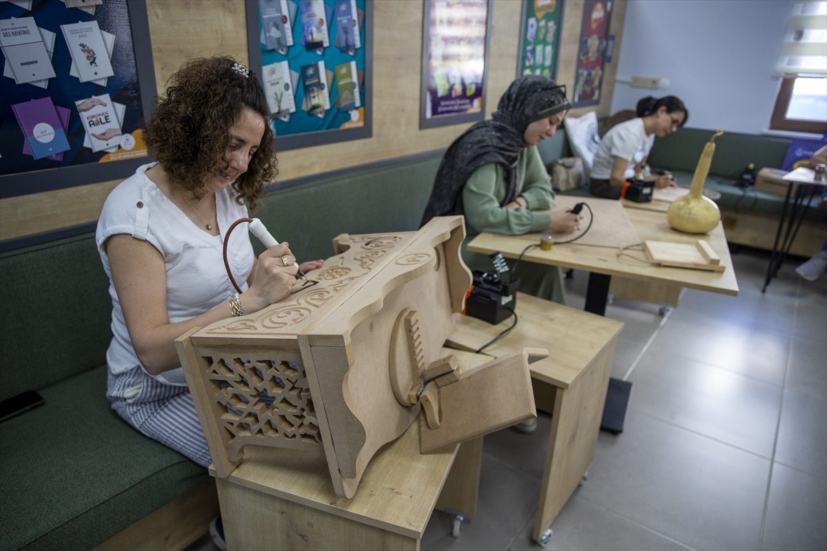 Ahşap kadınların elinde sanat eserine dönüşüyor