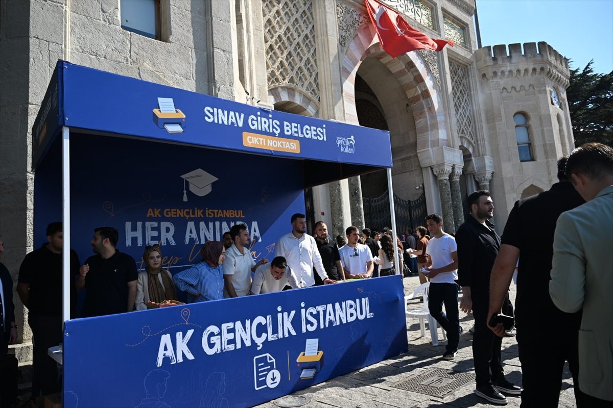 AK Parti İstanbul İl Gençlik Kollarından “Sınav Giriş Belgesi Çıktı Noktası” hizmeti