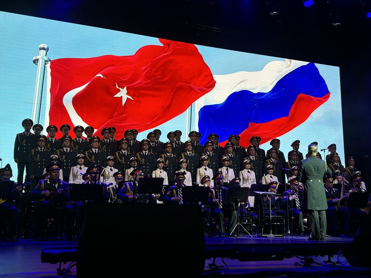 Aleksandrov Rus Kızılordu Korosu ve Hayko Cepkin Harbiye’de aynı sahnede buluştu