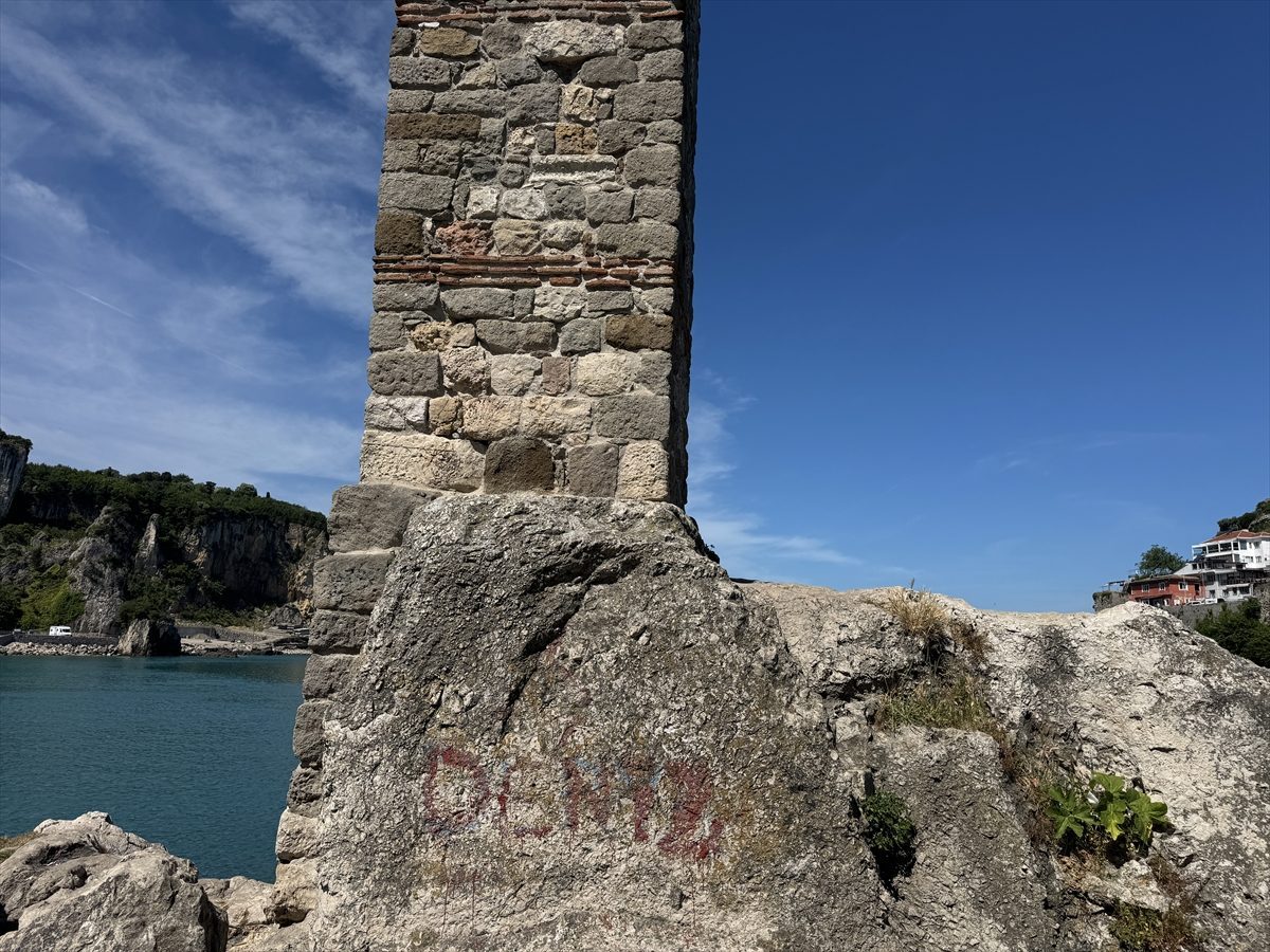 Amasra’daki tarihi Direkli Kaya’ya yazı yazılmasına ilişkin inceleme başlatıldı