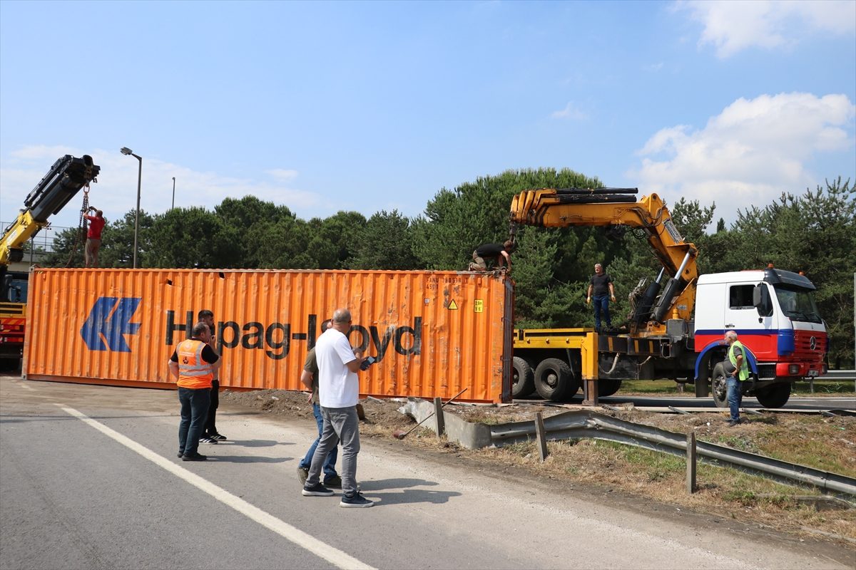 Anadolu Otoyolu’nun Sakarya kesimi bağlantı yolunda devrilen tır ulaşımı aksattı