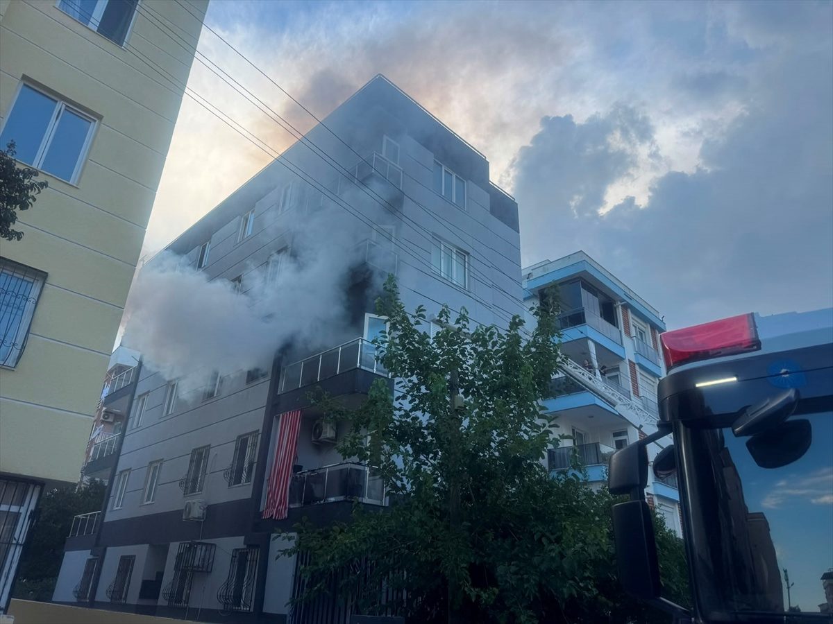 Antalya’da apartmanda çıkan yangında mahsur kalan iki kişi kurtarıldı