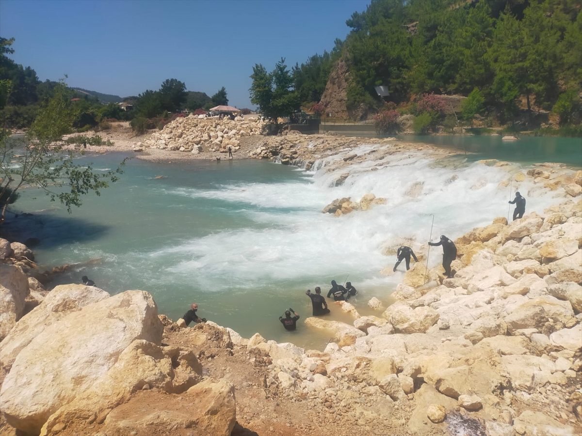 Antalya’da çayda akıntıya kapılan kişiyi arama çalışmaları sürüyor