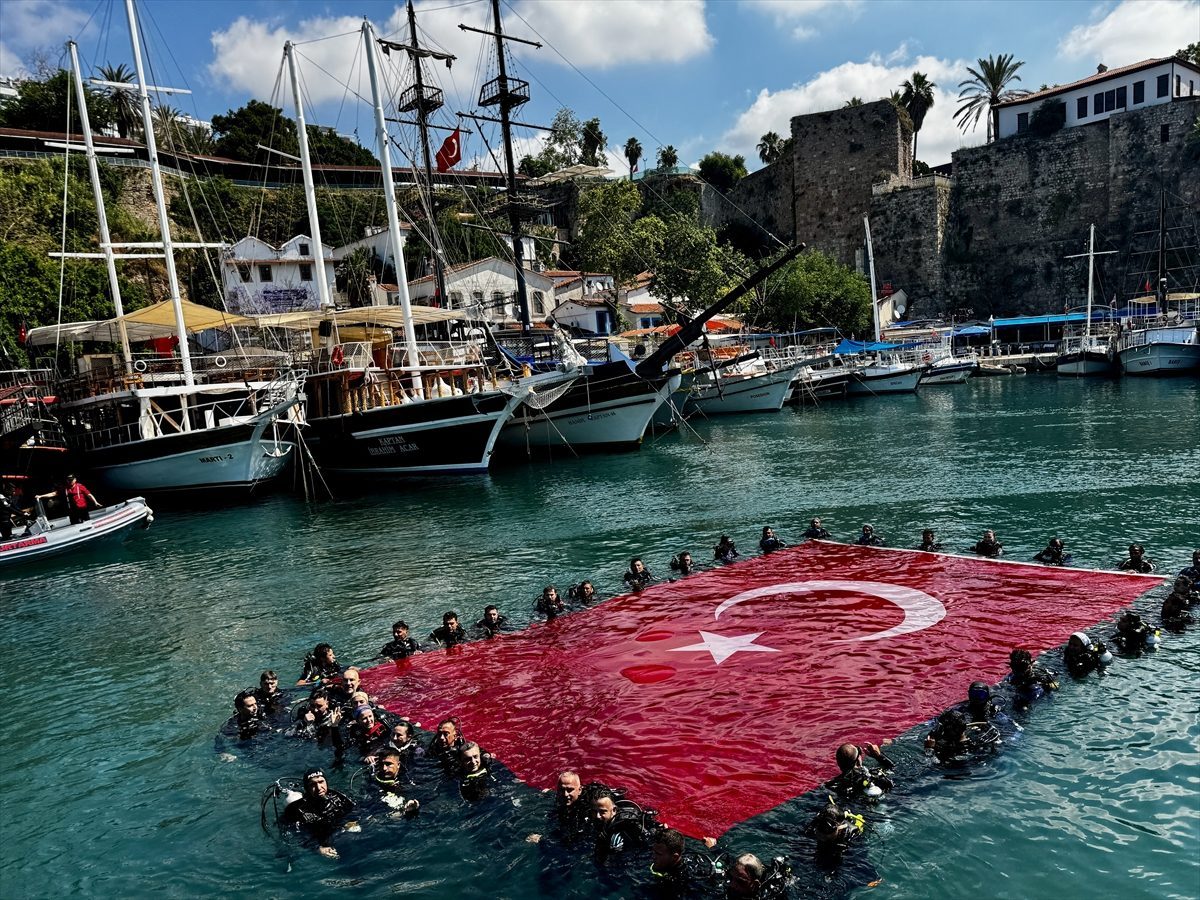 Antalya’da Dünya Çevre Günü kapsamında deniz dibi temizliği yapıldı