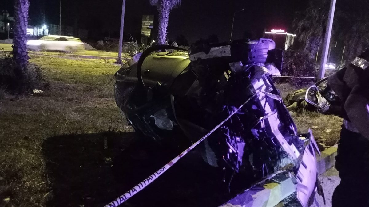 Antalya’da iki otomobilin çarpışması sonucu 1 kişi öldü, 2 kişi yaralandı