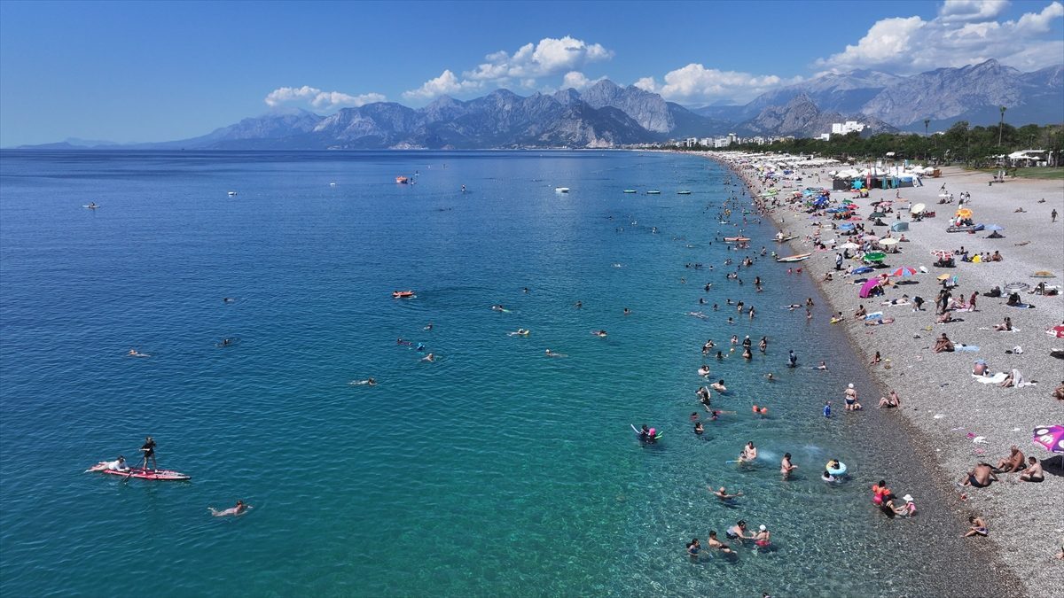 Antalya’da sıcak havadan bunalanlar sahillerde yoğunluk oluşturdu