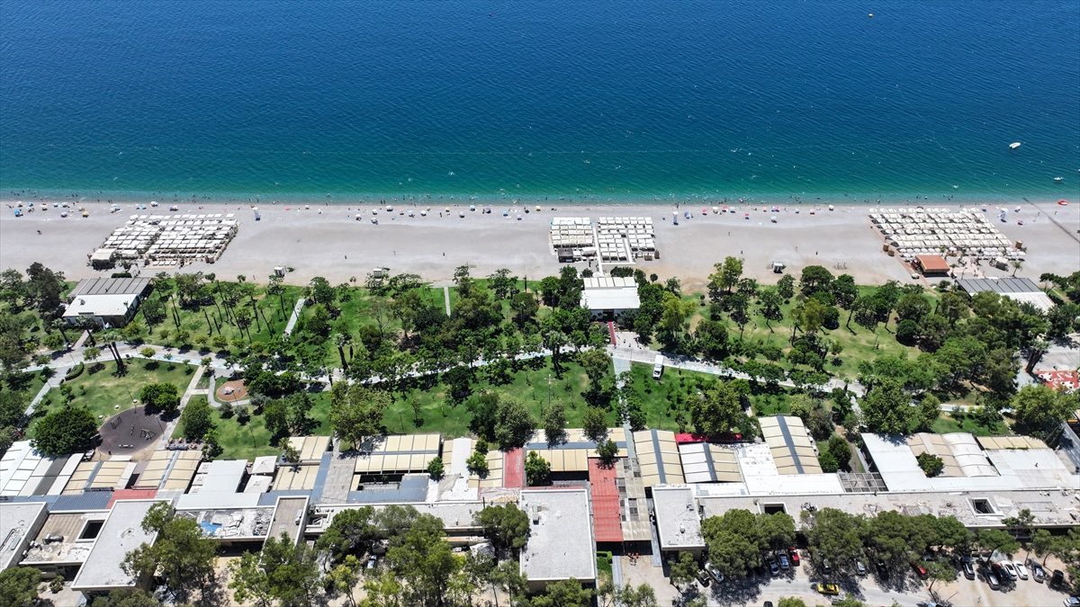 Antalya’da sıcaktan bunalanlar sahillerde yoğunluk oluşturdu
