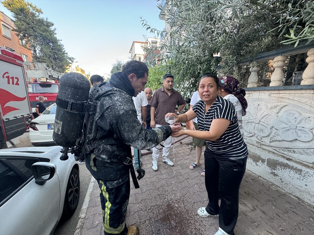 Antalya’daki ev yangınında dumandan etkilenen 10 kişiyi itfaiye kurtardı