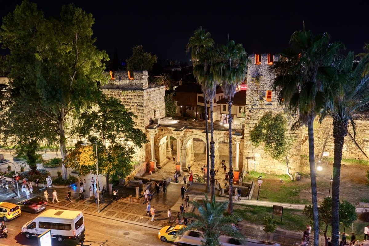 Antalya’nın simge yapısı Üçkapılar gece de ihtişamıyla öne çıkacak