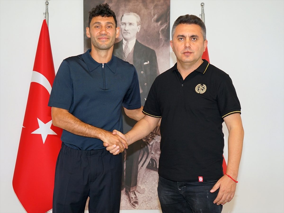 Antalyaspor, takım kaptanı Veysel Sarı’nın sözleşmesini 1 yıl uzattı