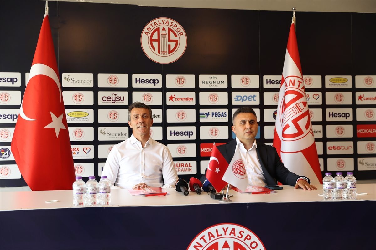 Antalyaspor, teknik direktör Bülent Korkmaz ile sözleşme imzaladı