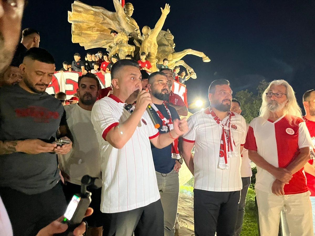 Antalyaspor’un yeni yönetimi taraftarla yürüyüş gerçekleştirdi