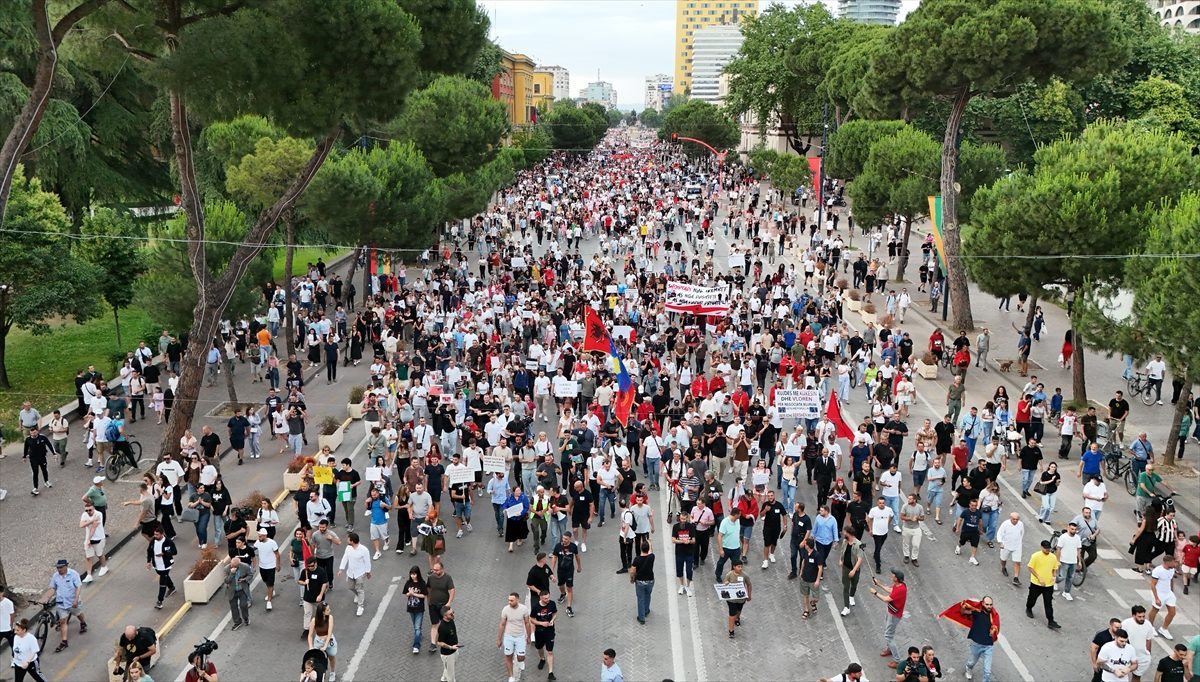 Arnavutluk polisi, turizm projesi protestosunda göstericilere tazyikli suyla müdahale etti