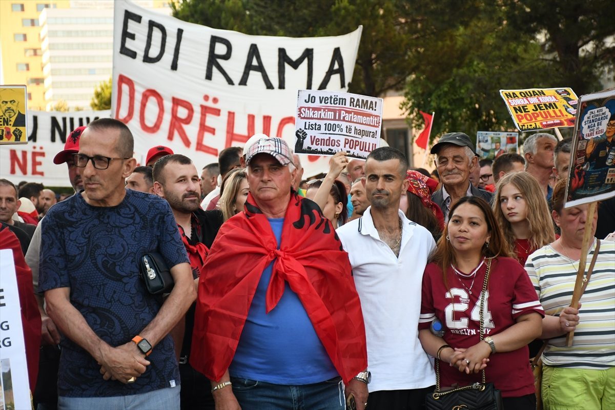 Arnavutluk’ta Zvernec’teki turizm projesine karşı gösteriler 20. gününde sürüyor