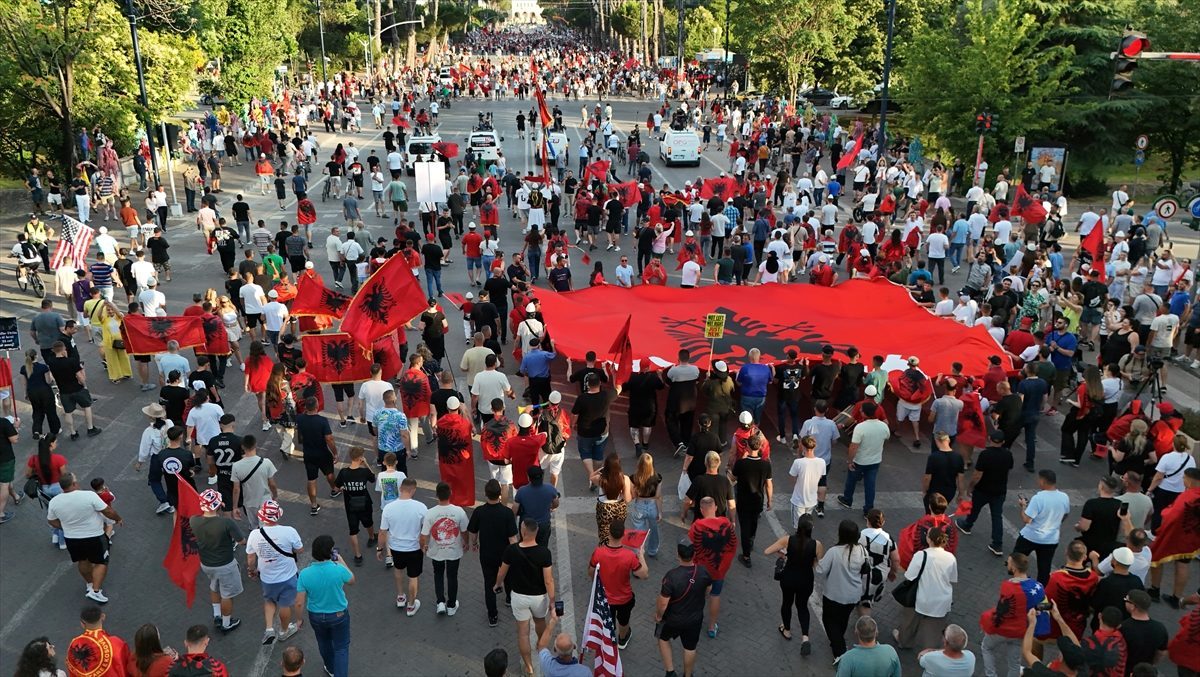 Arnavutluk’ta Zvernec’teki turizm projesine karşı gösteriler 21. gününde sürüyor