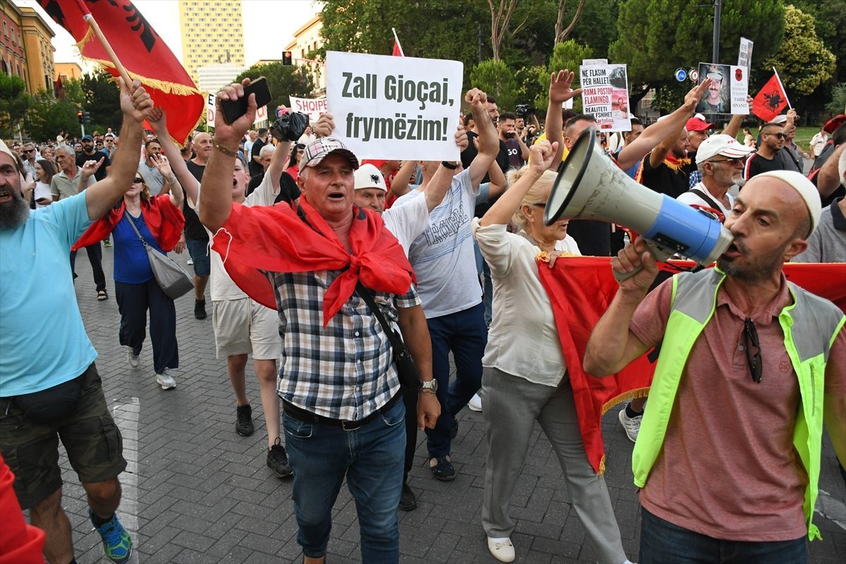 Arnavutluk’ta Zvernec’teki turizm projesine karşı gösteriler devam ediyor