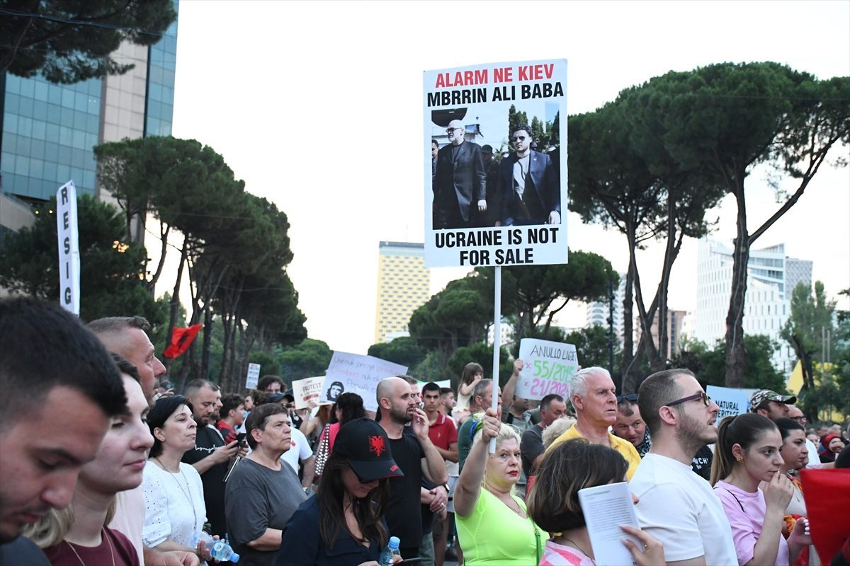 Arnavutluk’ta Zvernec’teki turizm projesine karşı gösteriler devam ediyor
