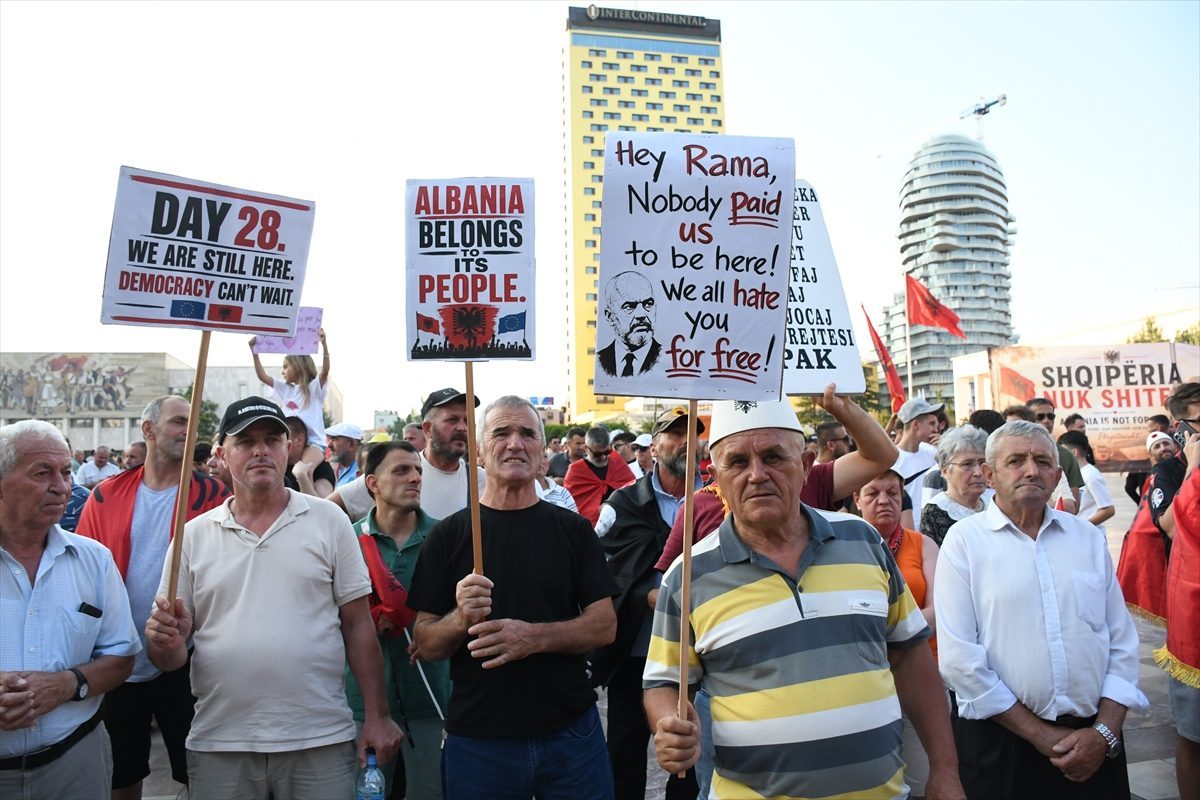 Arnavutluk’ta Zvernec’teki turizm projesine karşı gösteriler sürüyor
