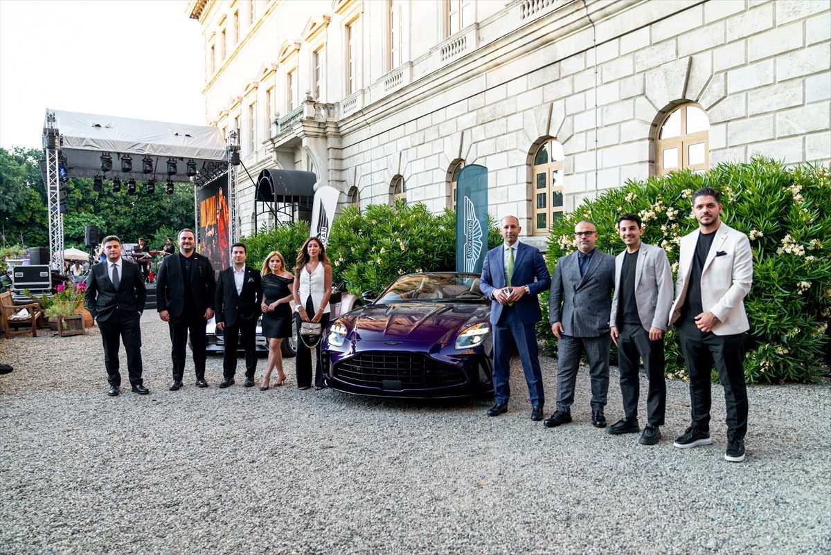 Aston Martin ve Morgan modelleri Kral Charles’ın doğum gününün kutlandığı resepsiyonlarda sergilendi