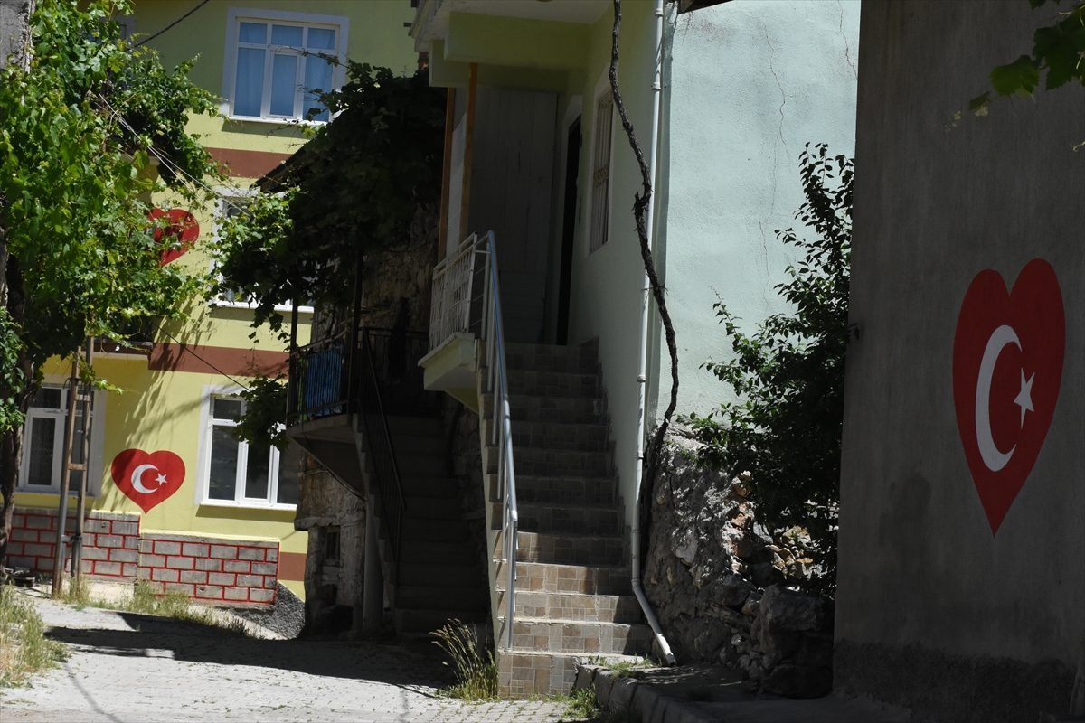 Ay yıldız sevdalısı muhtar her eve bayrak çiziyor