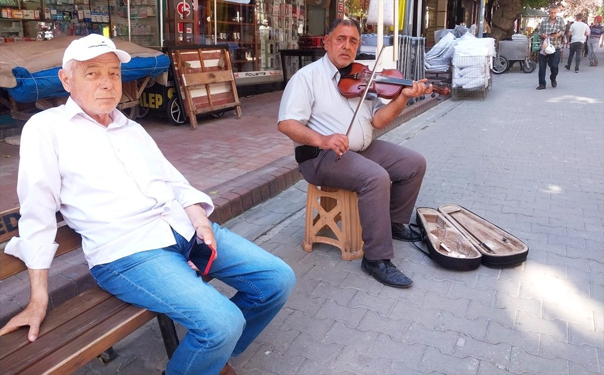Ayakkabı boyacısı kemanıyla sokaklarda kulakların pasını siliyor