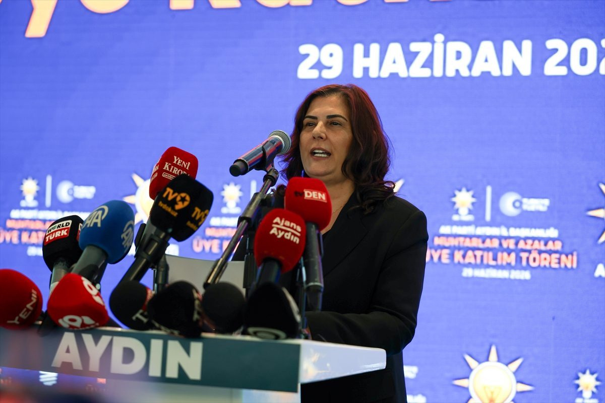 Aydın’da AK Parti’ye katılan 391 muhtar ile 619 azaya rozetleri takıldı