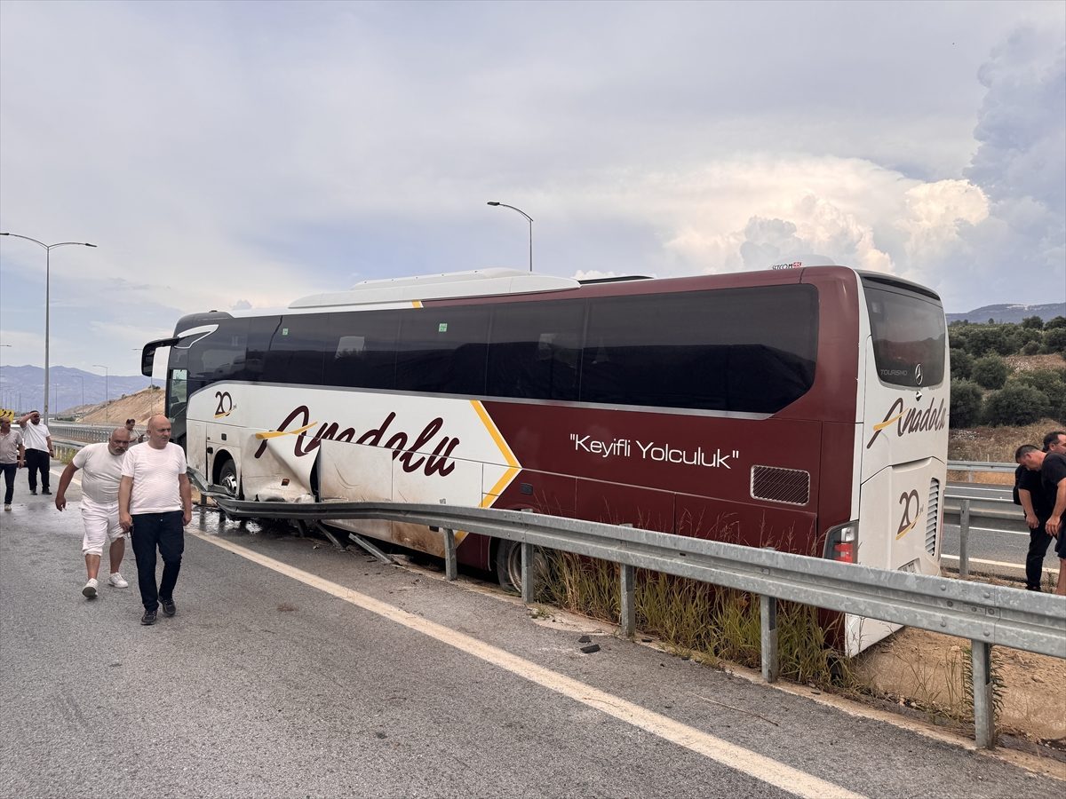 Aydın’da otomobille yolcu otobüsünün çarpıştığı kazada 9 kişi yaralandı