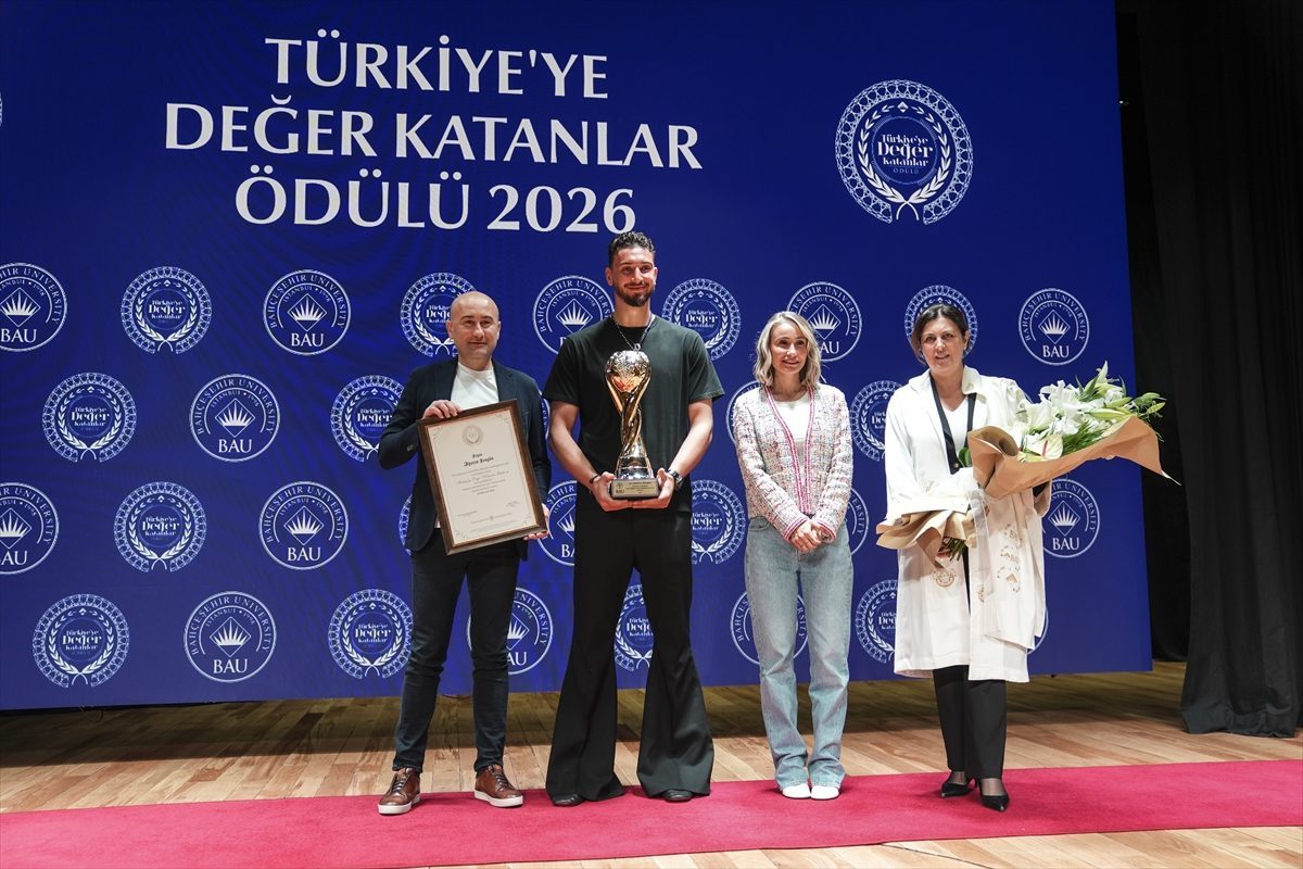 Bahçeşehir Üniversitesinden milli basketbolcu Alperen Şengün’e ödül