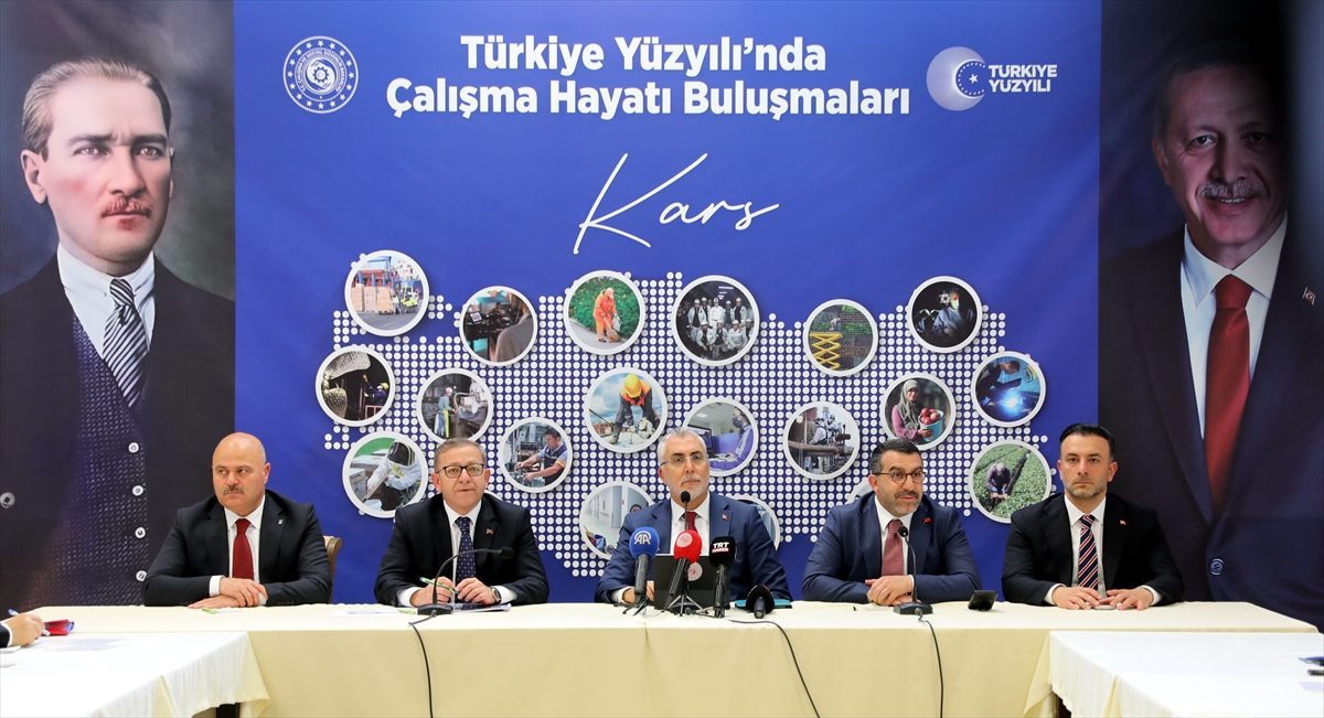 Bakan Işıkhan, Kars’ta “Türkiye Yüzyılı’nda Çalışma Hayatı Buluşmaları”nda konuştu: