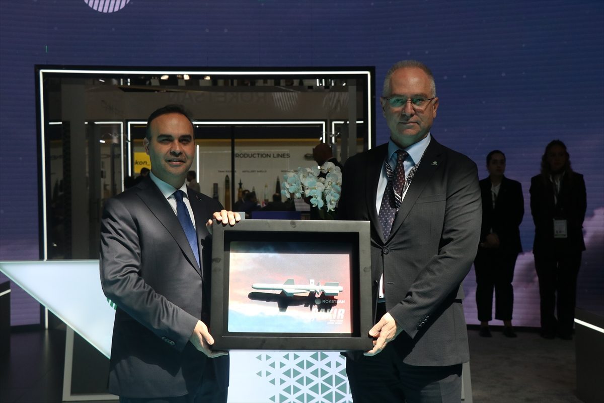 Bakan Kacır, Fransa’da Eurosatory Fuarı’nda Türk firmalarını ziyaret etti