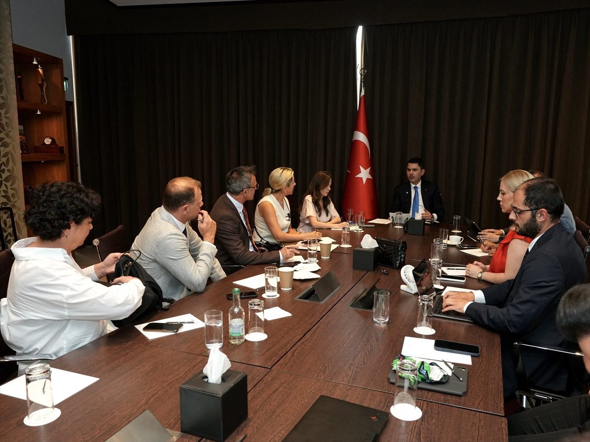 Bakan Kurum, Londra’da Türk gazetecilerin sorularını yanıtladı: