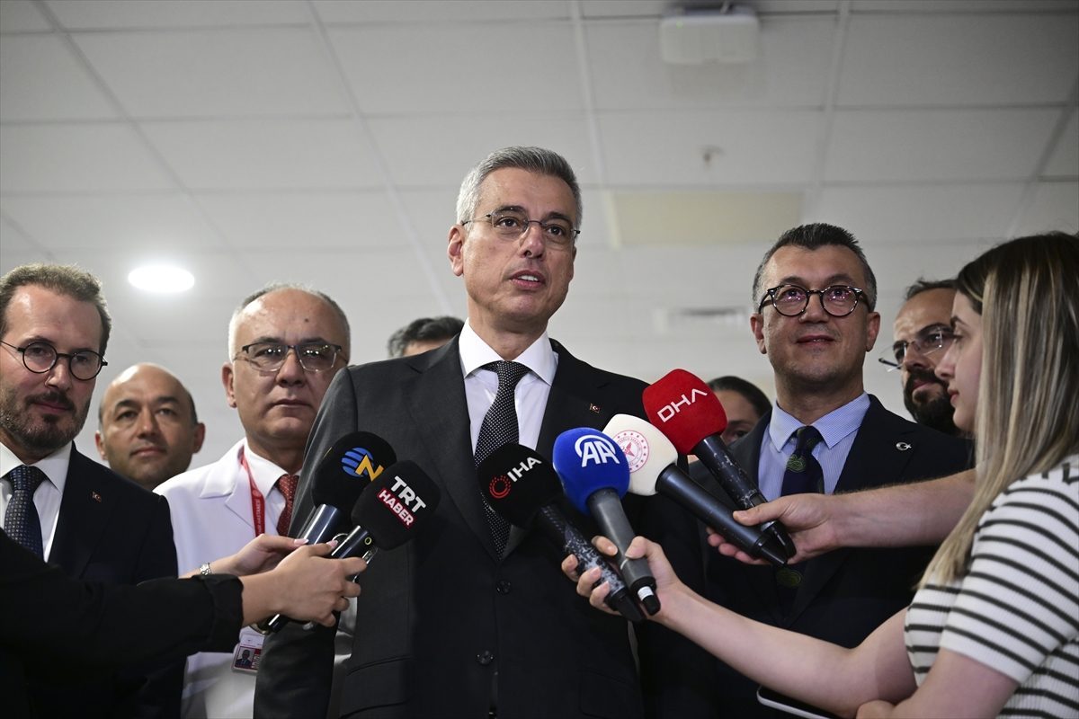 Bakan Memişoğlu, ameliyatında yerli kalp-akciğer makinesi ilk kez kullanılan hastayı ziyaret etti: