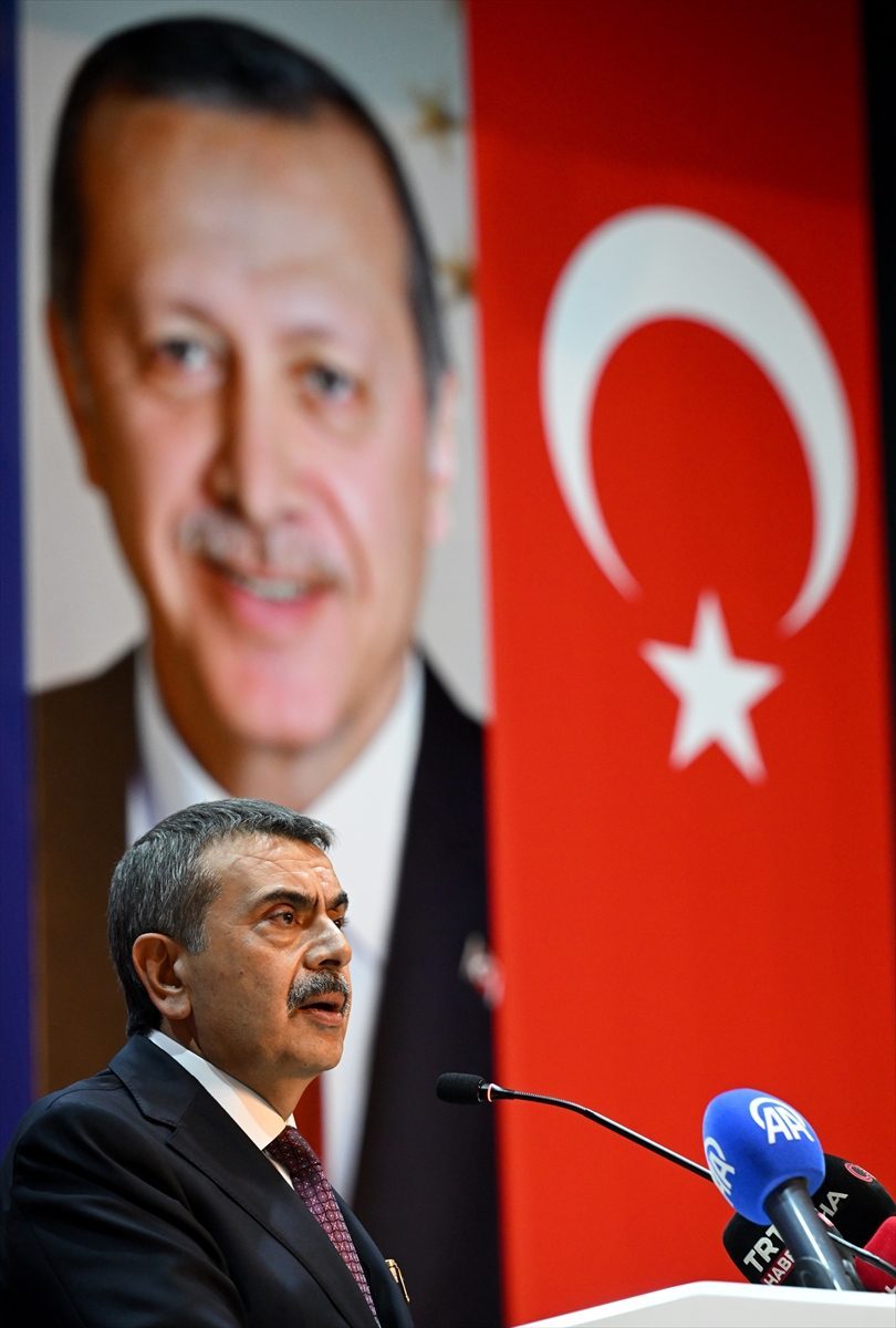 Bakan Tekin, Ümitköy Kız Anadolu İmam Hatip Lisesi mezuniyet törenine katıldı:
