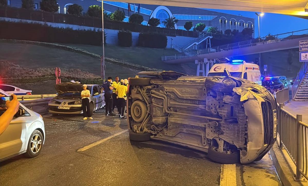 Bakırköy’de hafif ticari araçla otomobilin çarpıştığı kazada 5 kişi yaralandı
