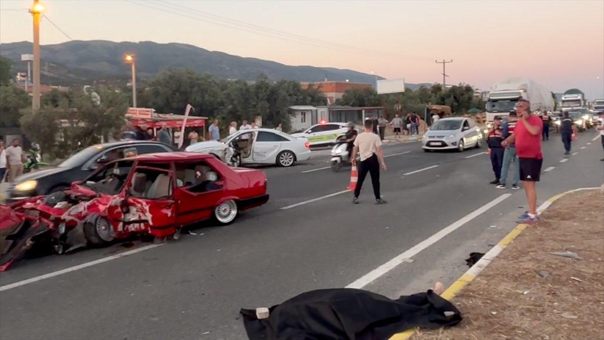 Balıkesir’de iki otomobilin çarpıştığı kazada 2 kişi öldü, 3 kişi ağır yaralandı