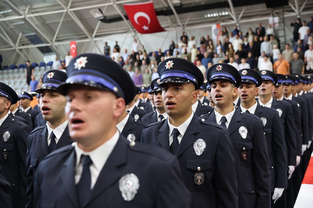Bayburt’ta eğitimini tamamlayan polis adayları mezuniyet sevinci yaşadı
